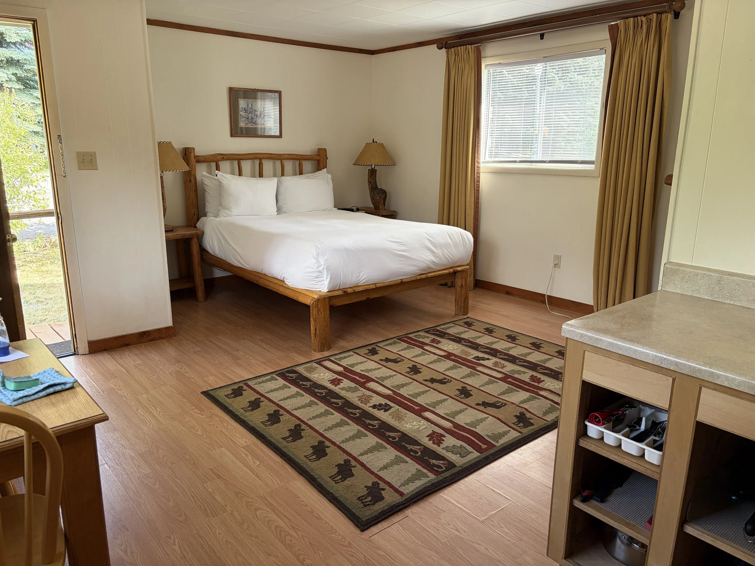 rm 12  bed.JPG