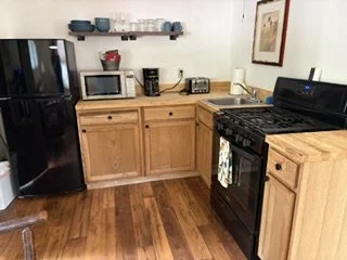 rm 6 kitchen.JPG