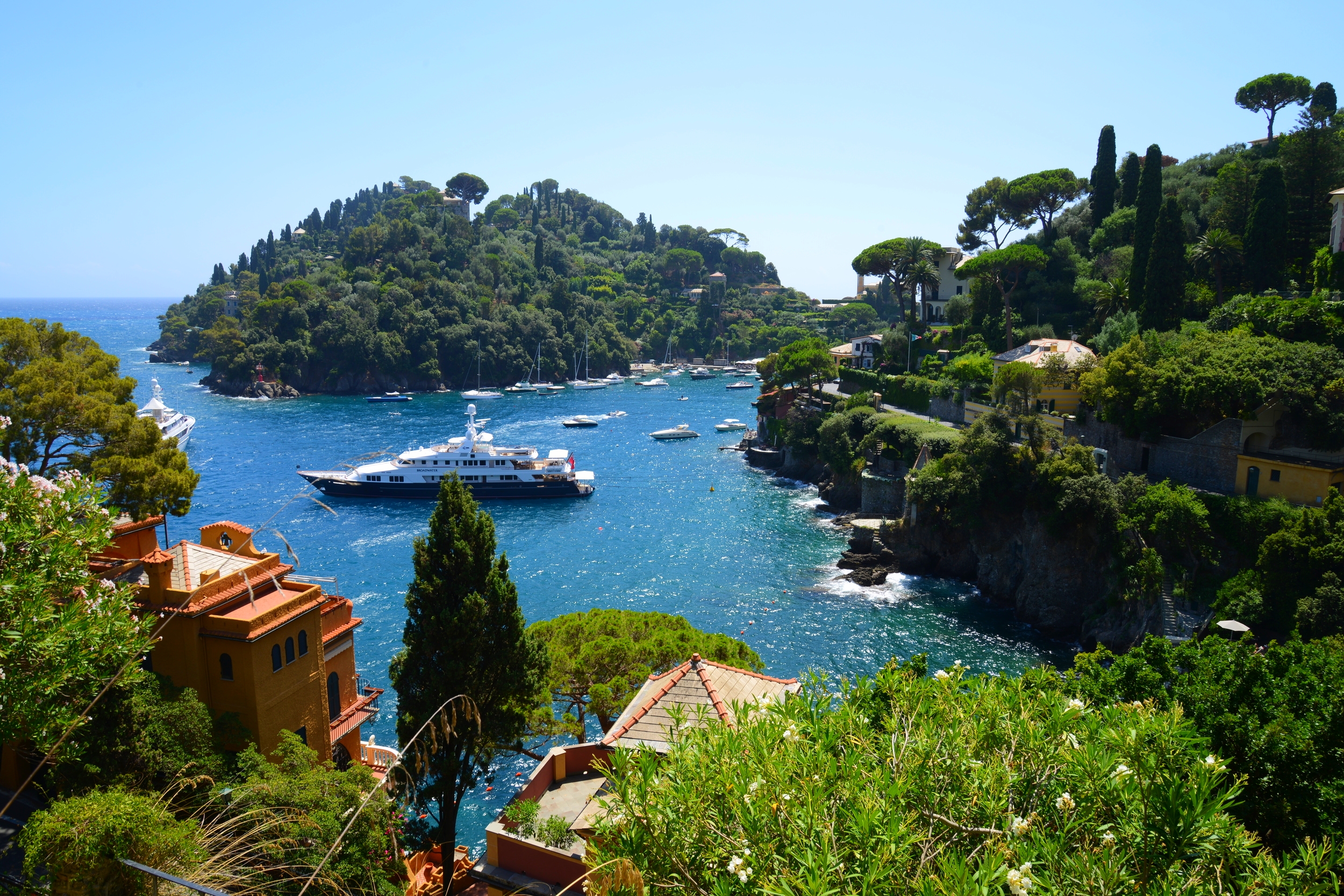 Its normal to see huge yachts coming in and out of the little ports, where people come to grab a bite and shop in the boutiques before returning to their vessel.