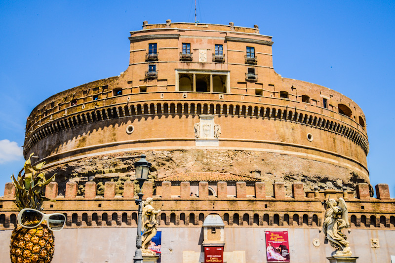 CASTELO DE SANTO ANGELO it is also known as the Mausoleum of Hadrian, it is a cylinrical building in Rome ,Italy. It was erected on the right bank of the Tiber. Originally built to be a mausoleum, but later was used as a military fort, and today it is open to the public as a museum. The castle is connected to St. Peter´s Basilica by a cover fortified corridor CASTELO DE SANTO ANGELO también se le conoce como Mausoleo de Adriano,es un edificio cilíndrico localizado en Roma, Italia .Esta situado en la orilla derecha del Rio Tiber. Iniciado por el emperador Adriano para ser su mausoleo pero despues se convirtio en edificio militar y actualmente es un museo. El castillo esta comunicado con la Ciudad del Vaticano por un corredor fortificado.