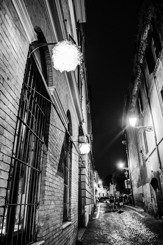 Walking in Rome at night is just magical. In the yellowish street lights of the old Roman neighborhoods, you can hardly miss the feeling of over twenty centuries of history, art and beauty. At night, the city is lit like a theater, and in the warmer months, it should be enjoyed like one. Caminar por Roma en las noches es simplemente mágico. En las calles alumbradas de los barrios antiguos de Roma, puedes sentir los veinte siglos de historia, arte y belleza. En las noches la ciudad se convierte en un teatro y en los meses calidos de verano es así como se debería de disfrutar la ciudad.