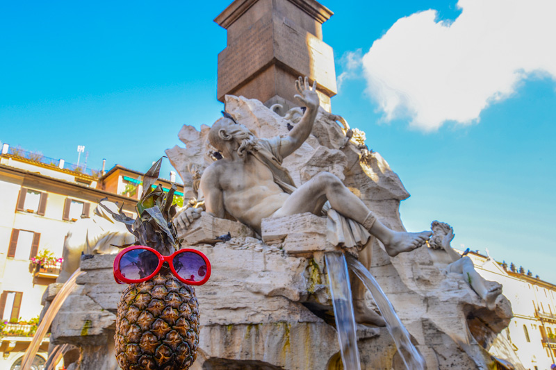 FONTANA DEI QUATTRO FIUMI is located in “Piazza Navona” in Rome. It was designed in 1651 by Gian Lorenzo Bernini. It was built with travertine rock;, there is an ancient obelisk at the center, and the representation of the four major rivers of the four continents, on the sides.( the one we see is Rio de la Plata representing America) There are two more fountains in the “piazza”, at the southern end "Fontana del Moro", and at the northern end " Fontana de Nettuno”. FONTANA DEI QUATTRO FIUM se encuenta en la “Piazza Navona”en Roma.Fue diseñada por Gian Lorenzo Bernini en 1651. Contruida con piedra de travertino; al centro tiene un gran obelisco de marmol, y la representacion de los cuatro principales rios de los 4 continentes.( el que vemos en la foto es el Rio de la Plata que representa America) Hay dos fuentes mas en la “piazza”, al sur la “Fontana del Moro” y al norte la“Fontana de Nettuno”.