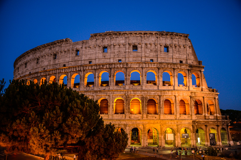 In 1870, Rome became the capital city of Italy as a unified country, taking the title from Florence. Modern Rome has 900 churches and 280 fountains, Rome its known for its drinking water fountains since you can drink water from most of them. Rome attracted in 2013 12.6 million tourists. The Vatican Museums welcomed 5.5 million and the Colosseum 5.1 million visitors. En 1870, Roma se convirtió en la ciudad capital de Italia como un país unificado, tomando el título de Florencia. La Roma modern tiene 900 iglesias y 280 fuentes, Roma es conocida por sus fuentes con agua potable ronde los turistas pueden tomar agua de estas. Roma en el 2013 recibió 12.6 milliones de turistas. Los museos de el Vaticano recibieron a 5.5 millones y el Coliseo 5.1 millones de visitantes.