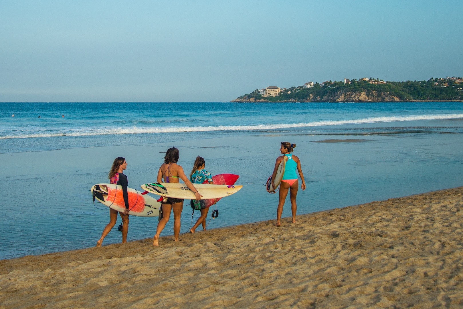 Silvia from Brasil, Mada from Uruguay, Polly from Guatemala and Totis from Uruguay ready to join the guys in the lineup.