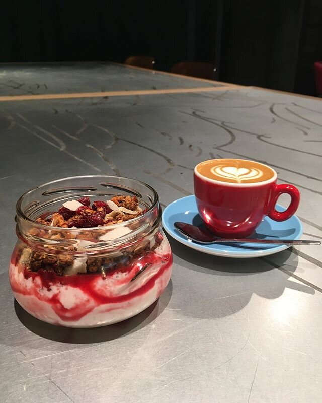 Our granola with raspberry coulis and greek yoghurt is back in Cogito@Urania! 🤤