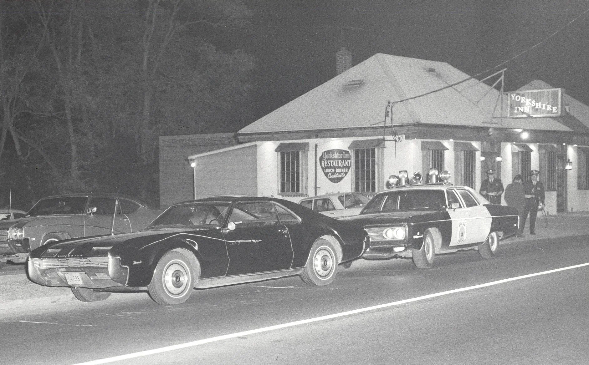 41.4.36F - Yorkshire Inn 1972 Plymouth Fury.jpg