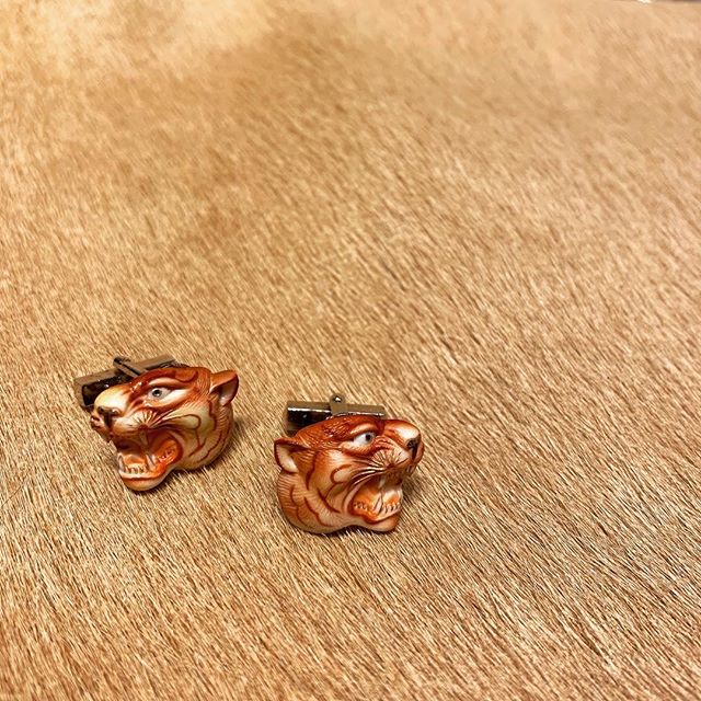 J U N G L E  R U L E S .
.
.
#spiveycufflinks #madeinusa #vintage #porcelain #tigershead #gentlemansstyle #cufflinks #japan #mensfashion #power #passion #middleburg #virginia