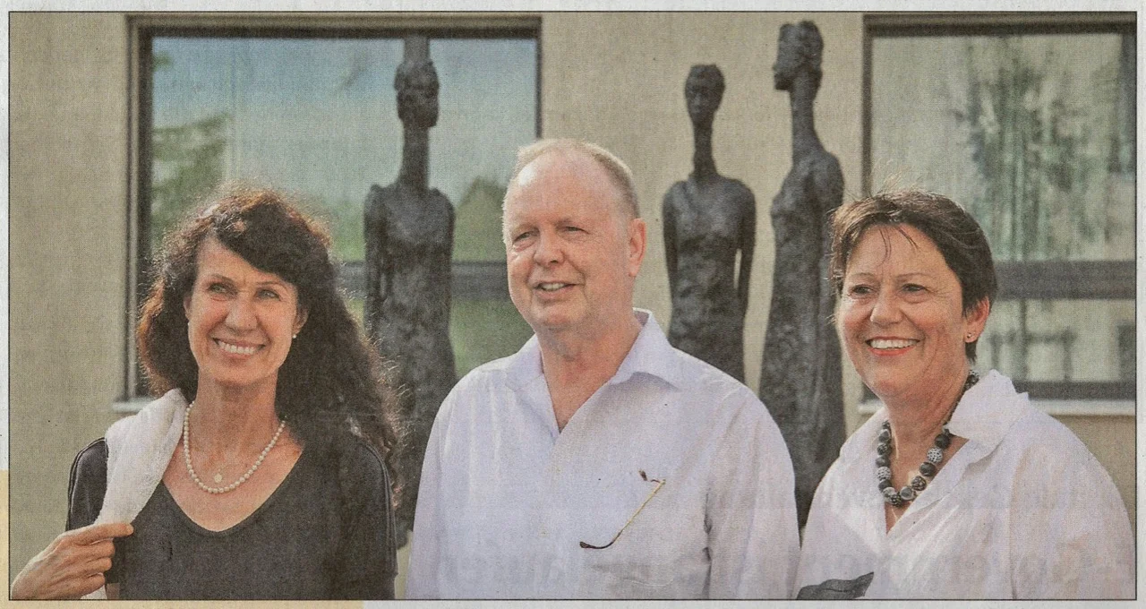 Ausschnitt aus der Presse: Am 5. Juni 2019 wurde die Bronzeskulptur “Begegnung” (im Hintergrund) von der Gemeinde Adligenswil feierlich an die Genossenschaft “Wohnen und Leben am Riedbach” übergeben. Links die Künstlerin, Lisbeth Isenegger, in der Mitte der Präsident der Genossenschaft, Roger Frei, und rechts Gemeindepräsidentin Ursi Burkard-Merz.