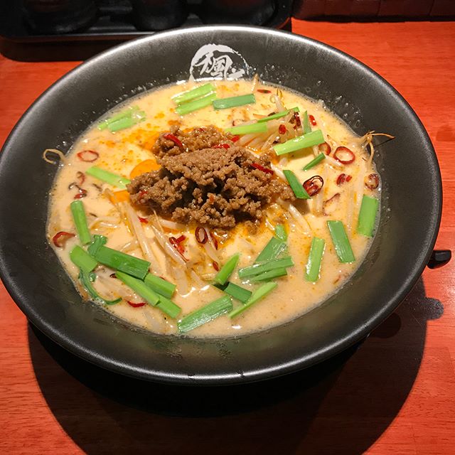 今日のごはん！
行きたかったG.CUEさんのラーメン食べに
CUEさん誕生日おめでとうございます(^^)
HBDバージョンの替え玉いただきました！
写真一緒に撮っていただきありがとうございます😊
#ラーメン#楓花亭#豚骨ラーメン
#金山#名古屋
#GCUE#HBD#誕生日#おめでとうございます#替え玉#誕生日バージョン#笑