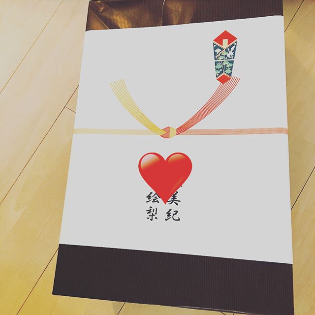 ピンポーン👆🏻👆🏻👆🏻 ..... 宅配便がきました🙄

東京にいる友達から結婚祝いのプレゼントが!!!!!!!
めちゃくちゃ嬉しいじゃないかっ💕💕💕💕💕💕
@bruno_enjoy のホットプレート
😍🎵これでたこ焼きパーティーができますゎ❤️❤️❤️
本当にありがとう😿🎵✨✨✨
さらに少し前にもわざわざ宅配便でプレゼントを送ってくれた妊婦の友達👼🏻体調悪くて会えないからって😳✨✨
大好きな#francefrance のえらいラブリーなエプロン😆💕 