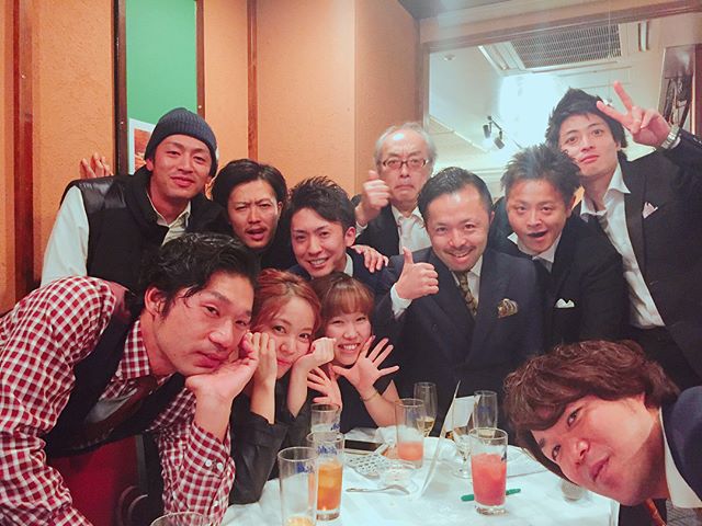 いつも仲良くしてくれるざきさんの結婚式の二次会でした（＾&nu;＾）♡ みかさんのアシスタントをしてて仲良くなったざきさんに呼んでもらえてほんとに嬉しかった♡
.

いつもディスってくるざきさんはかっこよかったし奥さんは綺麗すぎて見惚れてしまいました♡

ほんとにおめでとうございます㊗️
末永くお幸せに💓💓💓 .
.
テーブルの人たちと盛り上がりすぎて新郎新婦がいない笑
すごく楽しい二次会でした😘