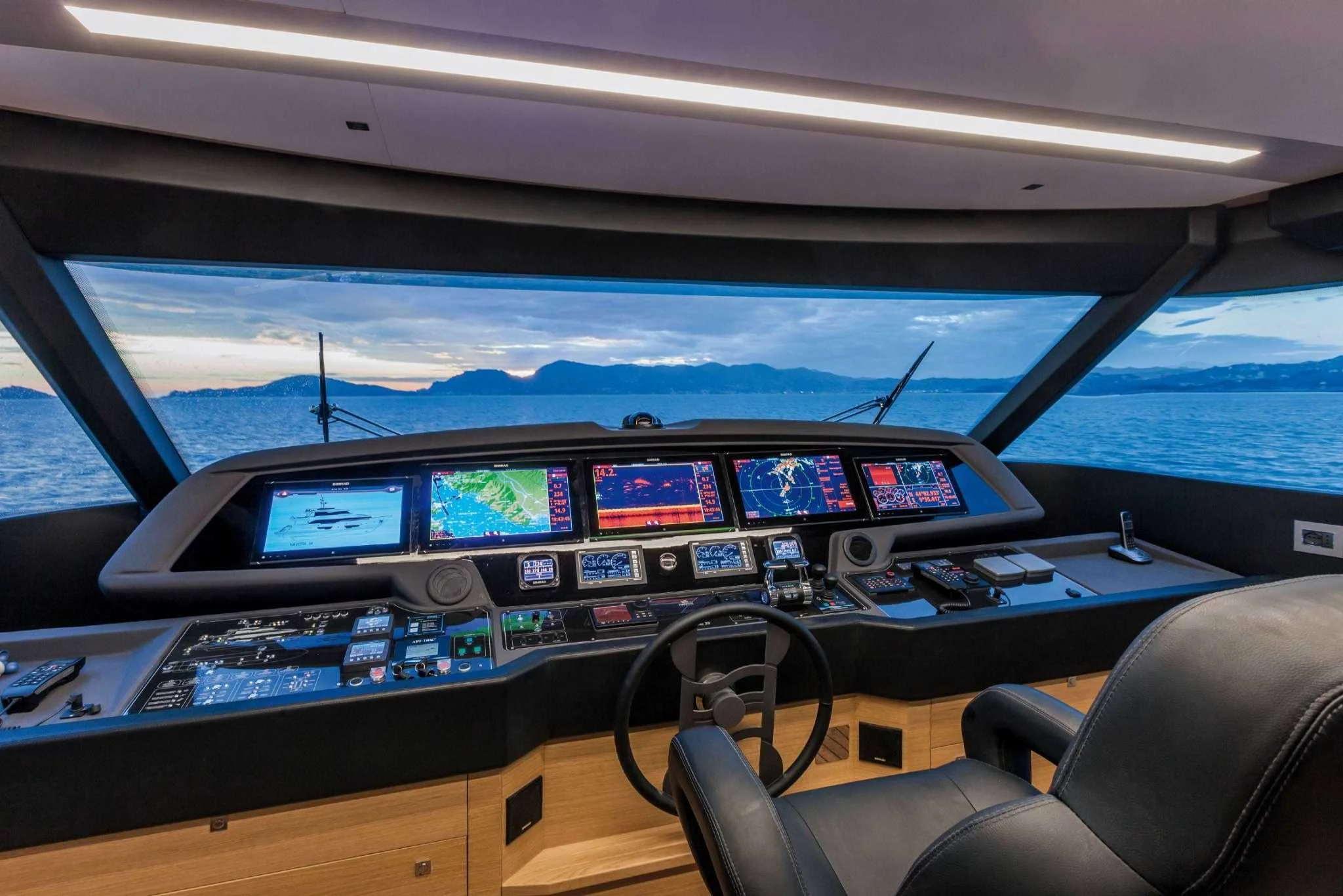 Custom Line Navetta 28