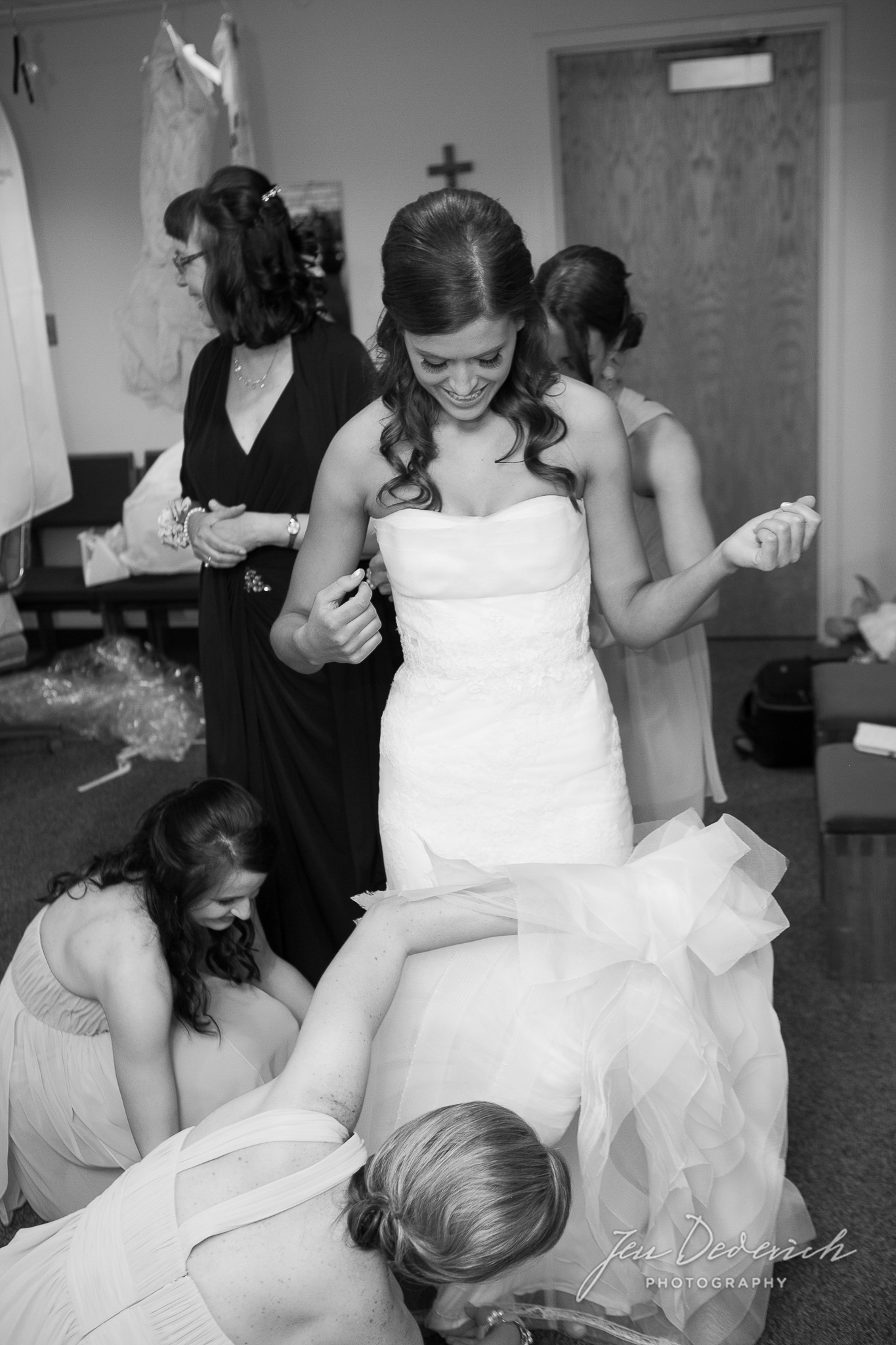 015_bride-getting-ready.jpg