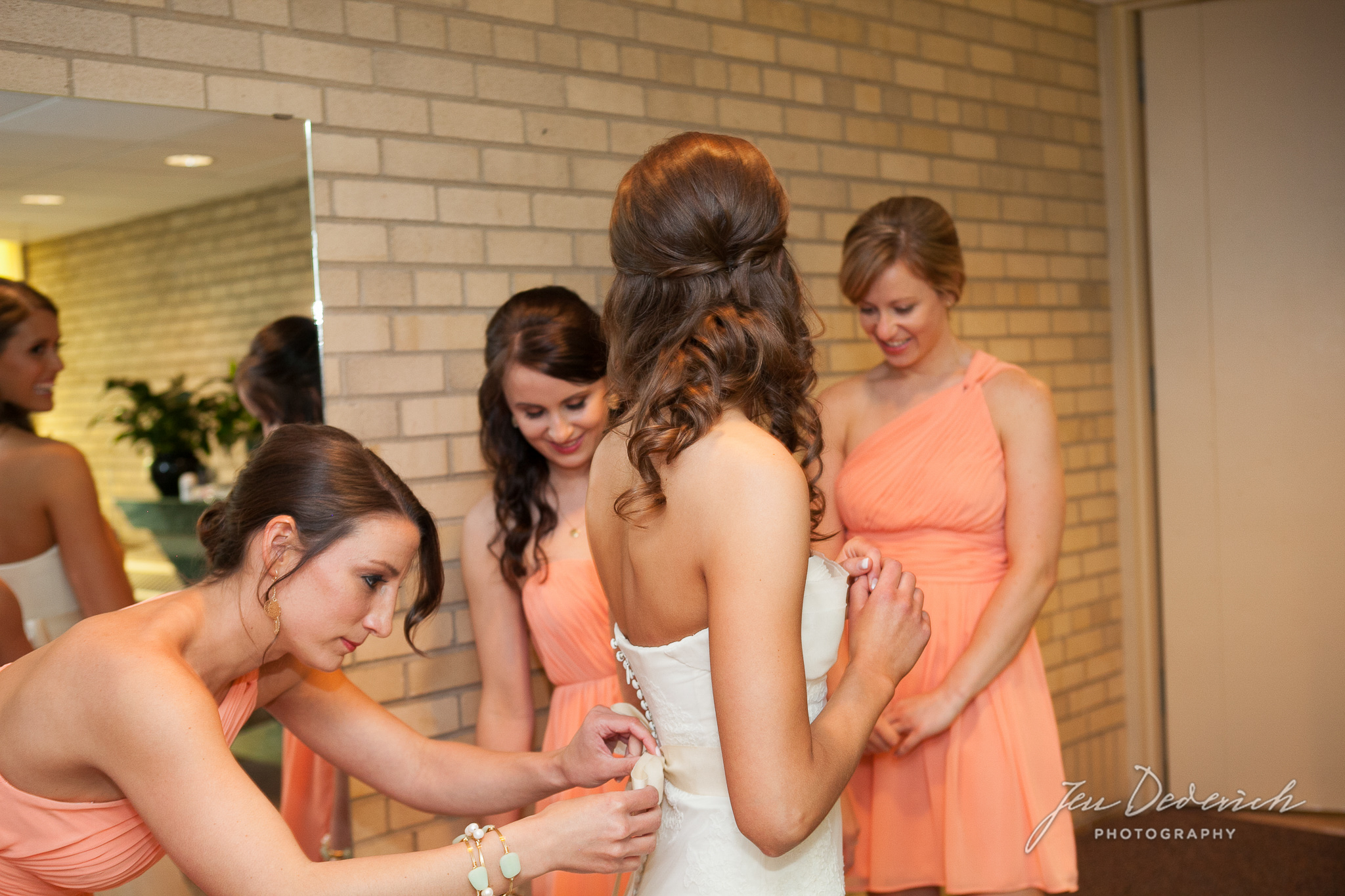 016_bride-getting-ready.jpg