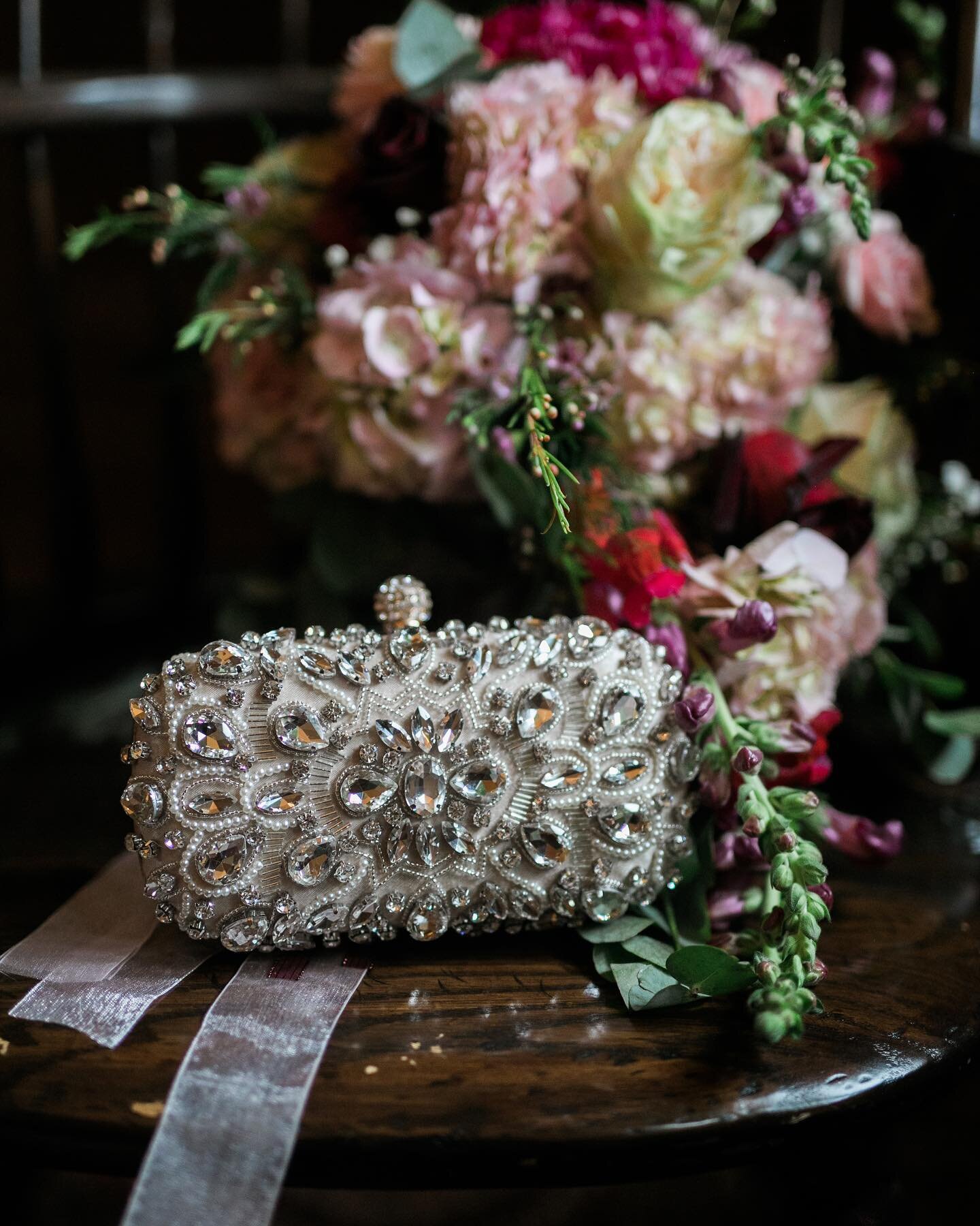 The perfect glam wedding day clutch!

#jendederichphotography #wisconsinbride #wisconsinweddingphotographer #wisxonsinwedding #madisonweddingphotographer #milwaukeeweddingphotographer #greenbayweddingphotographer #doorcountyweddingphotographer