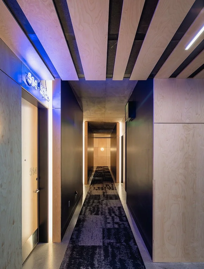 43_source_hotel_print-SOURCE-HOTEL-Vert_SM_sRGB.jpg