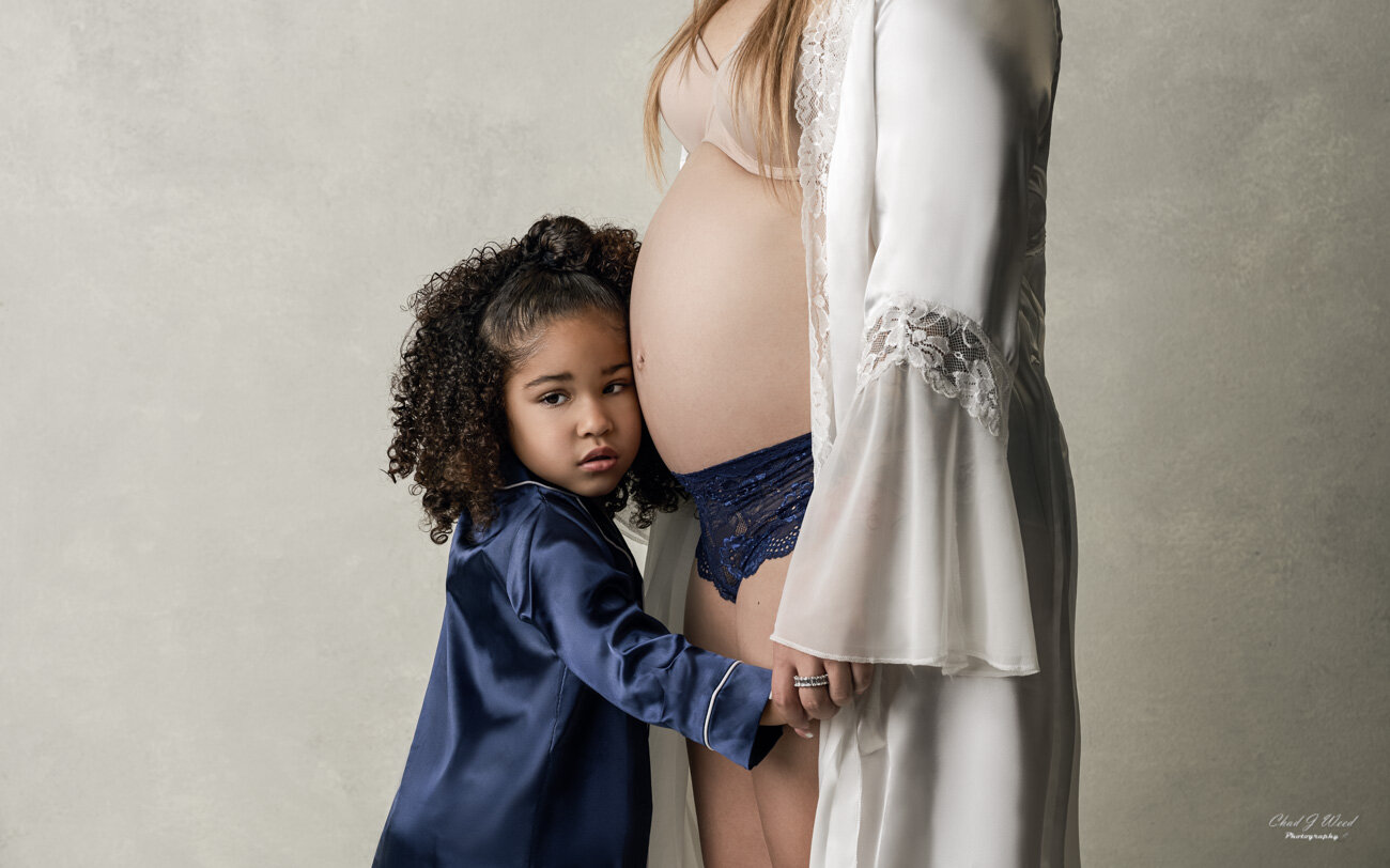 Maternity Family Photography Phoenix: Older sister hugging pregnant belly