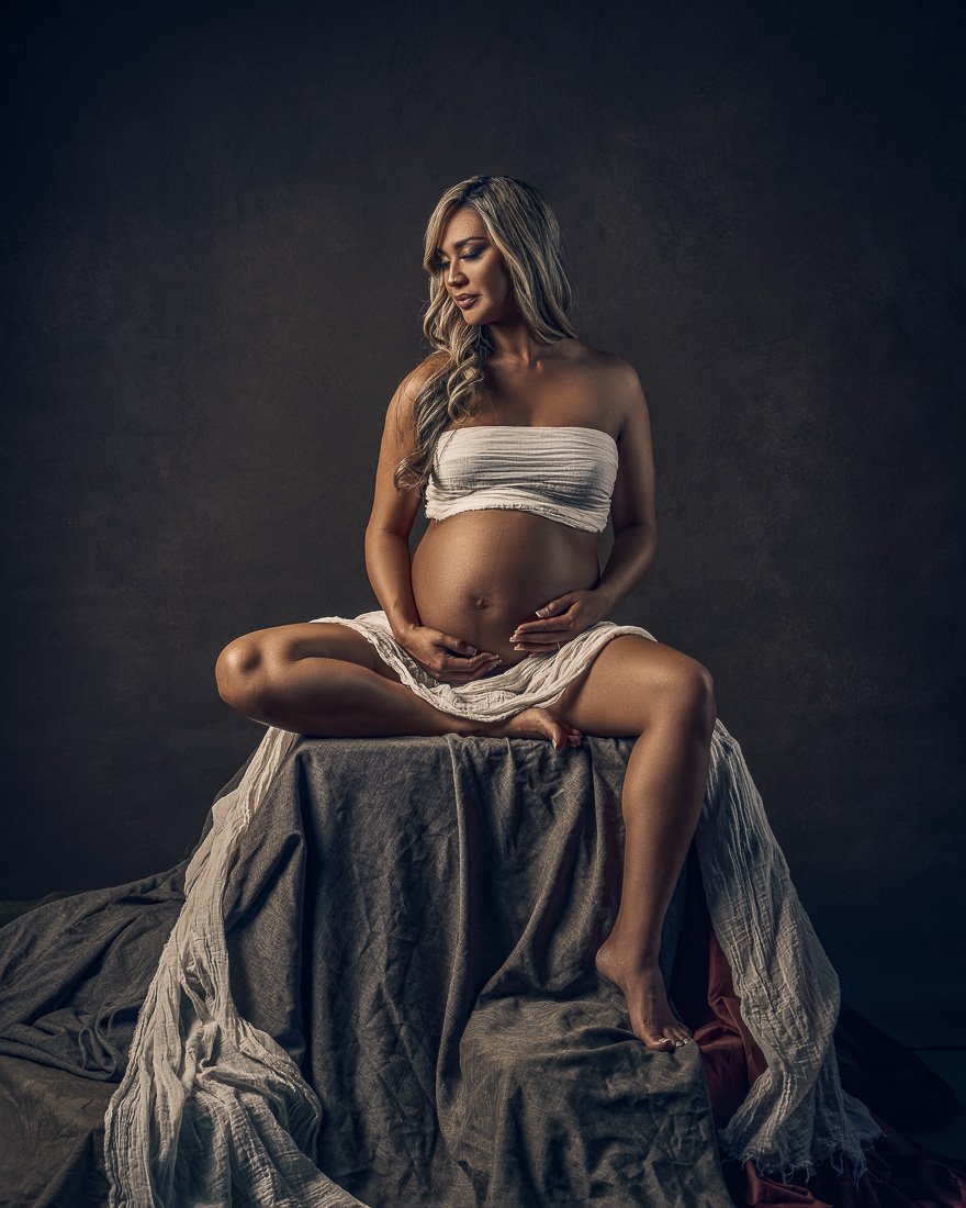 Maternity Photographer Phoenix: Glamorous maternity photo with unique styling