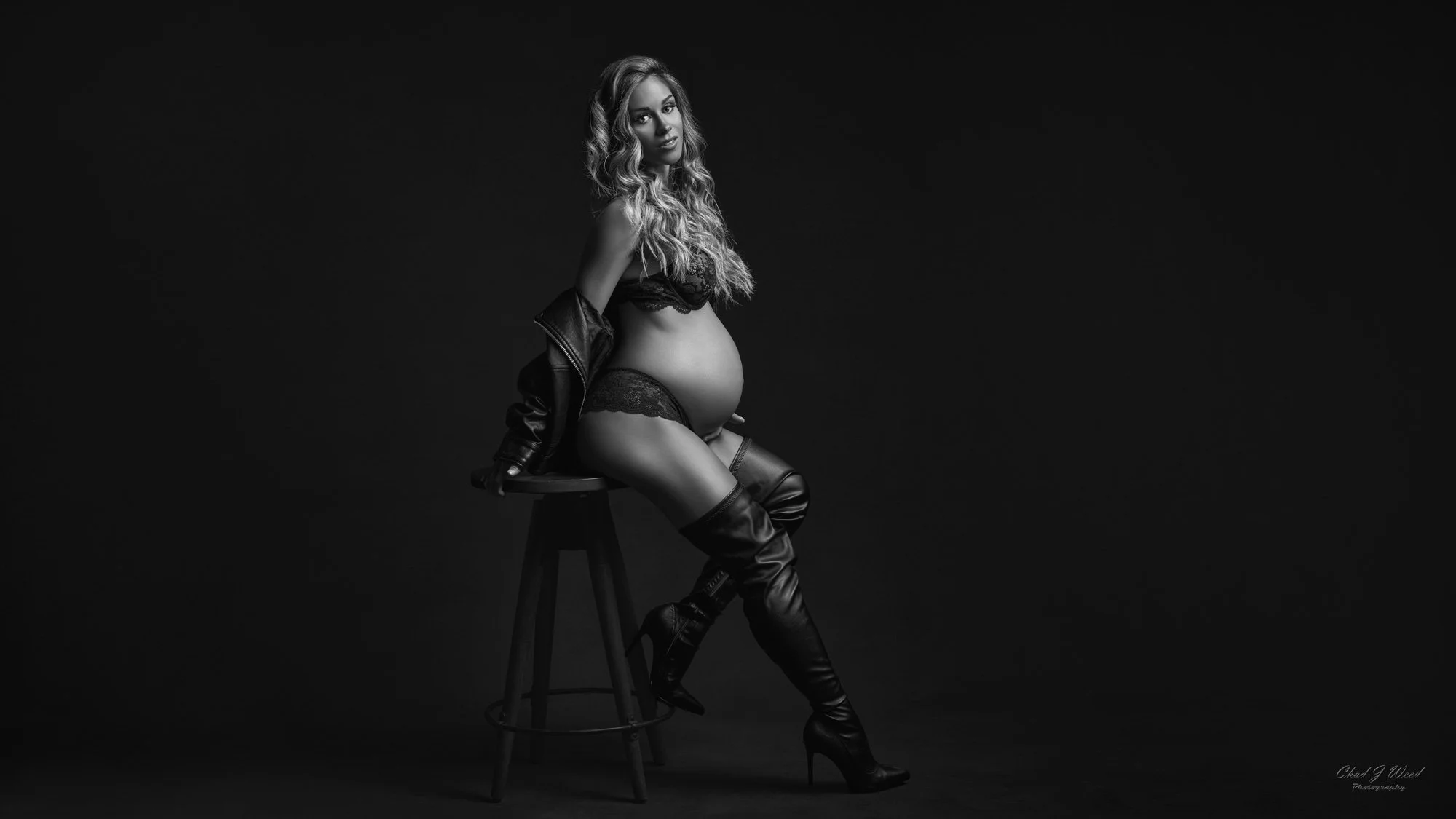Black-and-white Phoenix maternity boudoir portrait