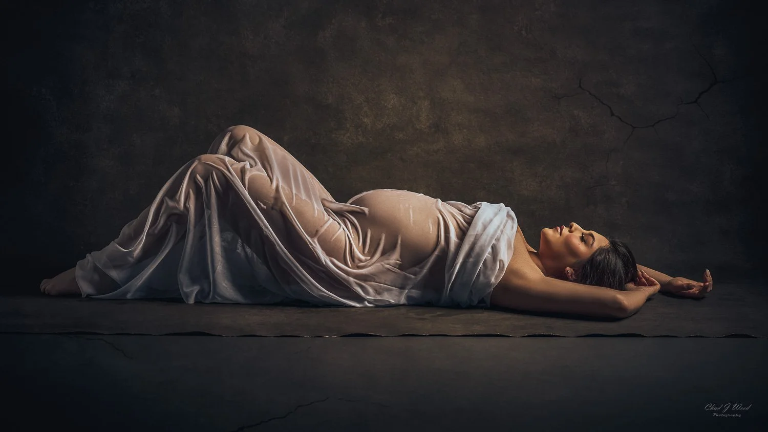 Wet Look Maternity Photoshoot: Pregnant mother with wet fabric draped over her body