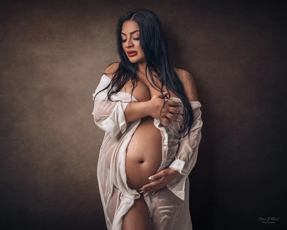 Wet Look Maternity Shoot: Maternity photo with water droplets on mom's belly
