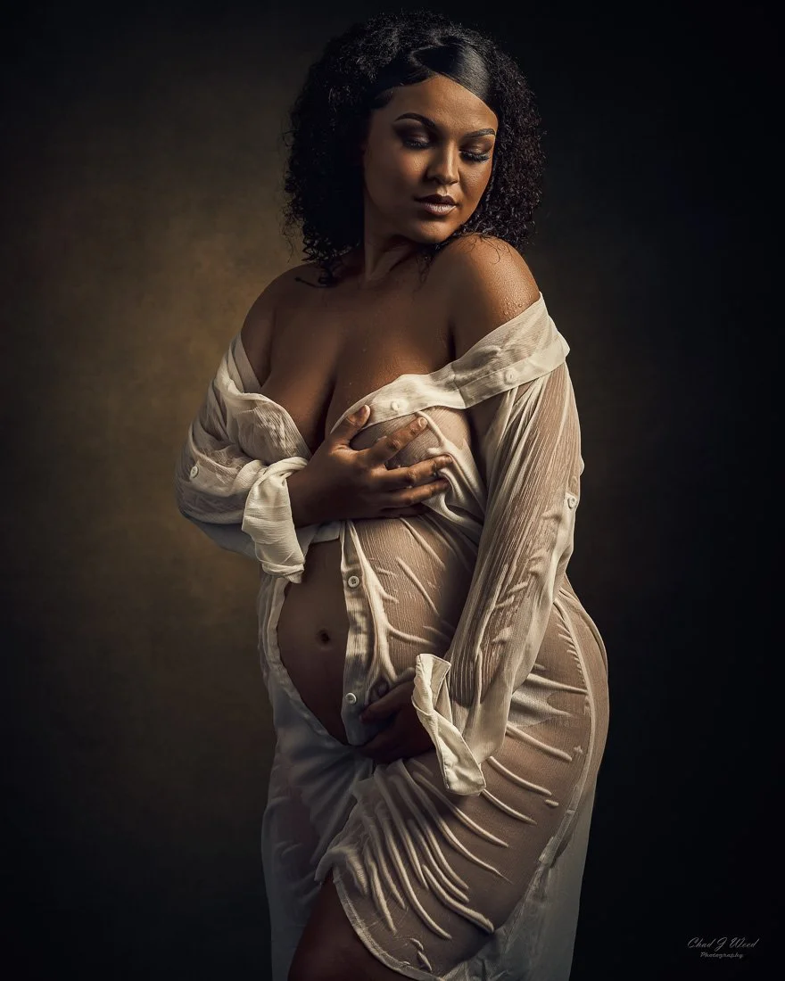 Wet Look Maternity Photographer: Pregnant mother in a wet look maternity photoshoot