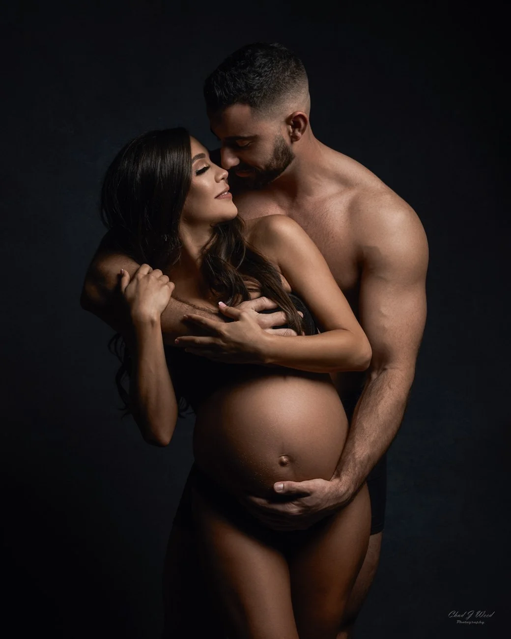 Intimate maternity couples photography pose with dad behind