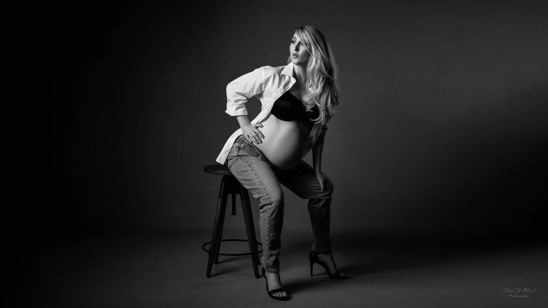 Phoenix Maternity Photo Session: Pregnant mom sitting on a stool in a fashion inspired pose