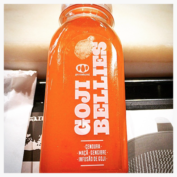 Esta não será a melhor fotografia para um sumo detox... É fotografia possível, resultante do entusiasmo em perceber que sumos detox já não são apenas para pessoas que gostam de coisas esquisitas. Este não foi o melhor sumo que já bebi, porque o senti um pouco líquido, sem aquela sensação do "sumo - refeição". Contudo, talvez se assuma antes como um excelente complemento a uma refeição Go Natural . A oferta inclui uma gama que junta frutas, vegetais, infusões e super alimentos para responder não às necessidades de quem, como eu, se empanturrou com iguarias italianas, mas de quem procura uma alimentação equilibrada. Joguei pelo seguro e experimentei o Goji Bellies , com cenoura, maçã, gengibre e infusão de goji, essas bagas tão hype . Diz que é energizante e anti-aging . Na verdade, quando fui ao espelho vi menos duas rugas... Not! Fica a intenção...