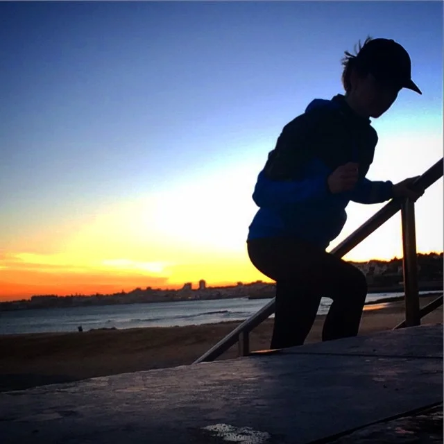 Um dia, disseram-me: "hoje vamos correr". Eu pensei. Não, não vamos. Respondi, com um sorriso irónico: eu não corro. Não gosto. Gosta. Gosta sim, afirmaram, com o mesmo sorriso. Ainda não sei como é o que o meu PT me convenceu. Mas lembro-me de, no dia seguinte, sentir dores musculares em todo o corpo. Daquelas dores boas, de cansaço muscular. Descobri partes do corpo que não sabia existirem. E foi isso que me convenceu. Acho que ele sabia... E, assim, corri. Ainda corro, já sem a sua orientação. Só pelo prazer da corrida. Pela liberdade do tempo para mim, para ouvir música, olhar o mar e sentir que me posso ultrapassar a cada passada...