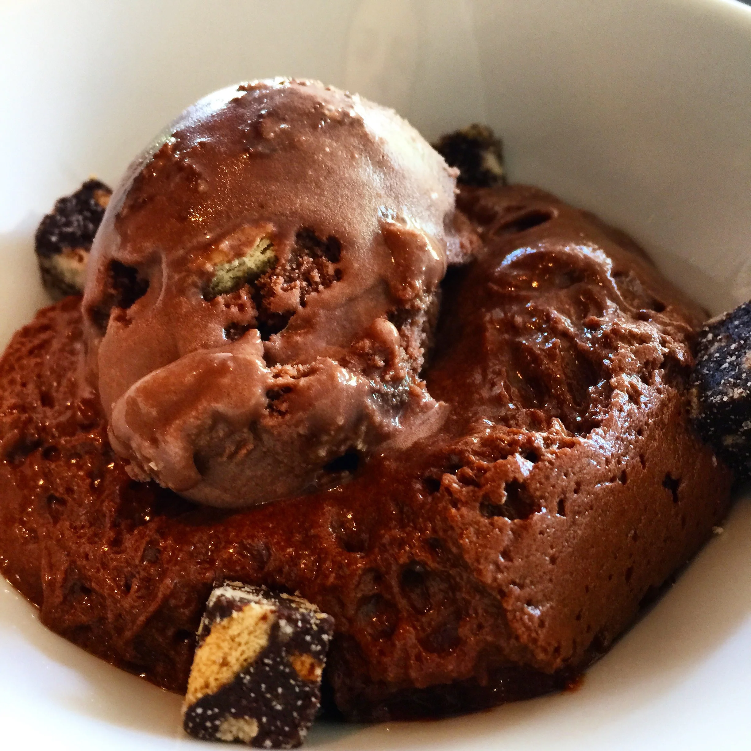 Gelado de salame de chocolate com a luscious chocolate mousse (NY Times) deles (Cantina da Estrela)