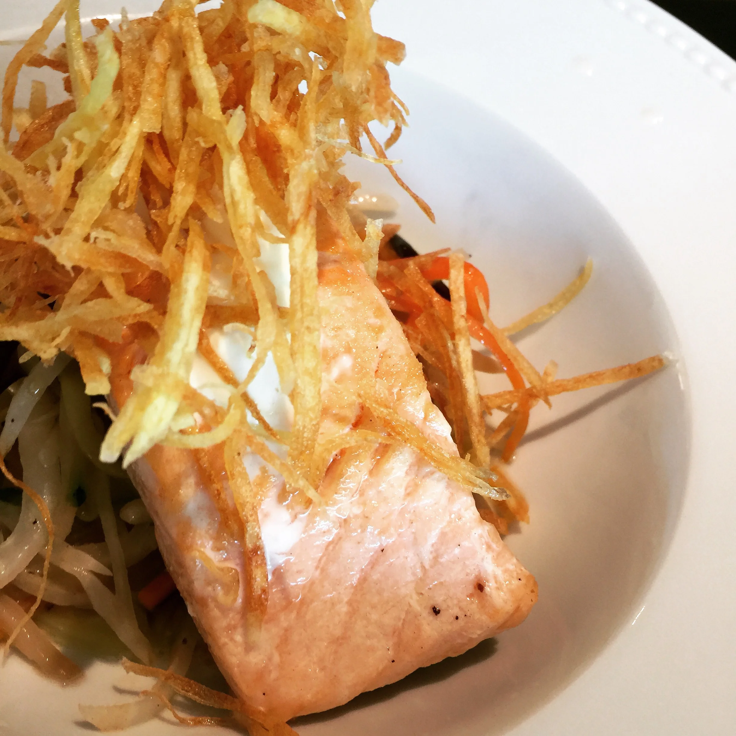 Salmão braseado sobre linguini de legumes e batata palha (mesmo) caseira (Cantina da Estrela)