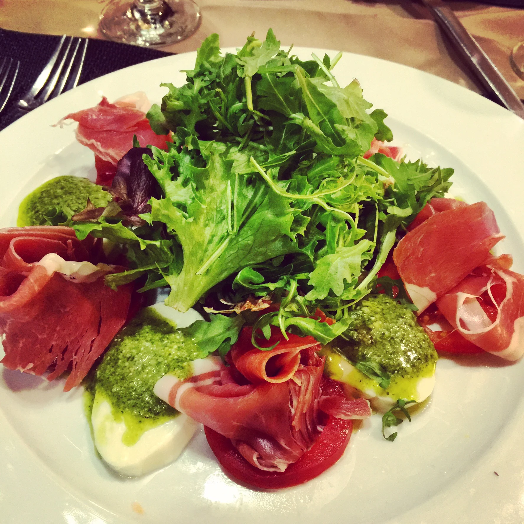 Mistura Ibérica com mozarela, pesto, tomate e presunto (assim-assim saudável...)