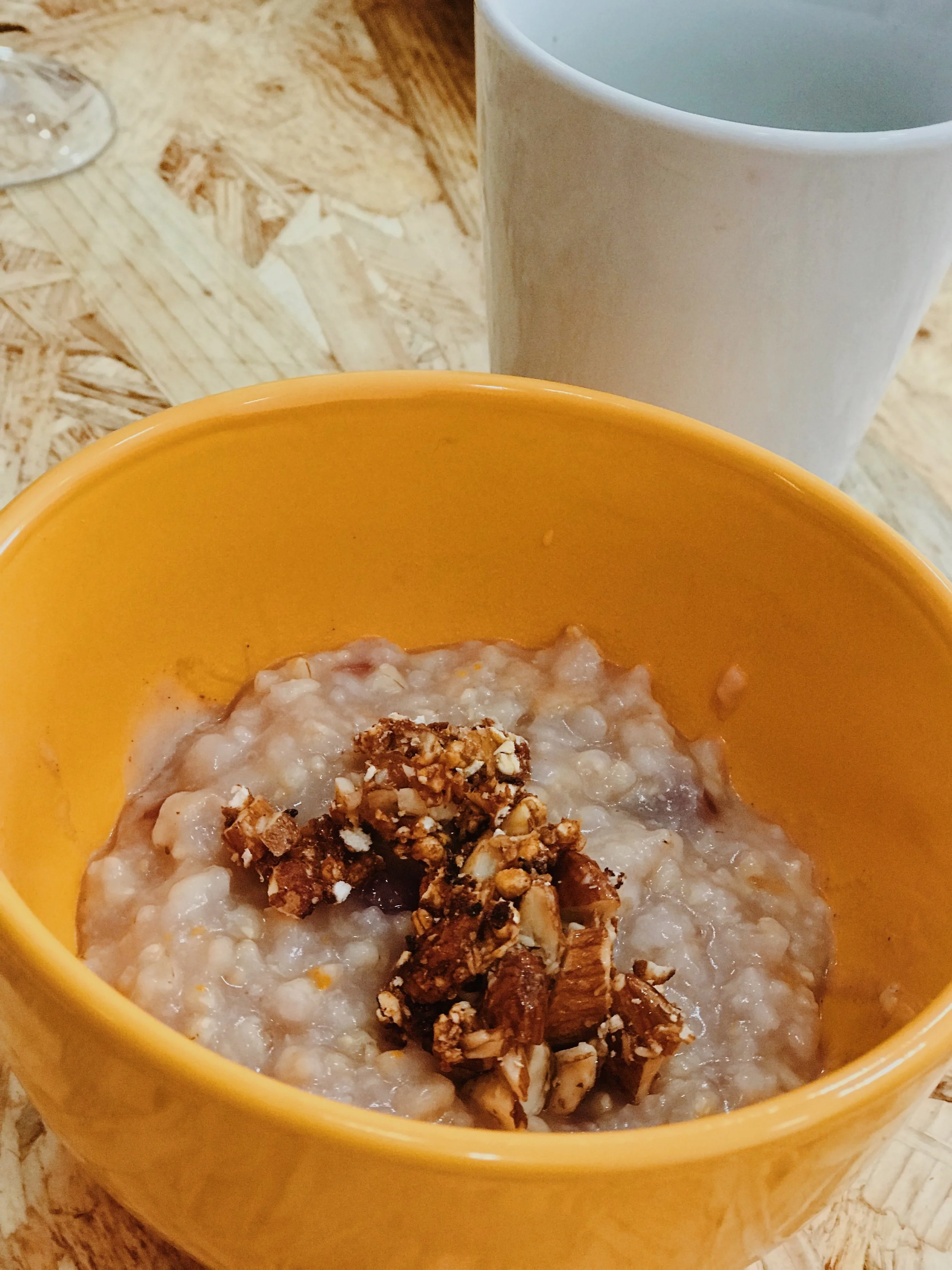 Creme de arroz integral servido com manteiga de frutos secos e amêndoas caramelizadas com malte de cevada