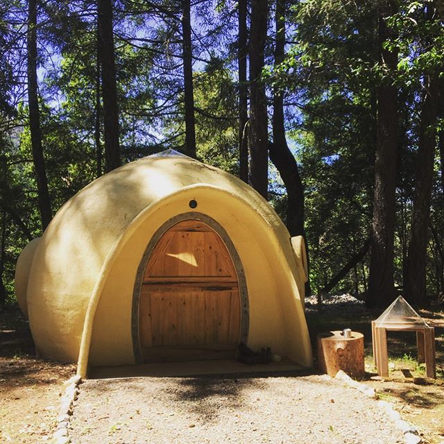 A few more memories from @spiritweavers 2019! Enjoying all the special spots @cedarbloomfarm: aircrete dome by @domegaia_ , @pacificyurts village, flower mandala by @honeybeetemple and @roxiejanehunt, and new mural by @meileen_art_ ! Aside from teach