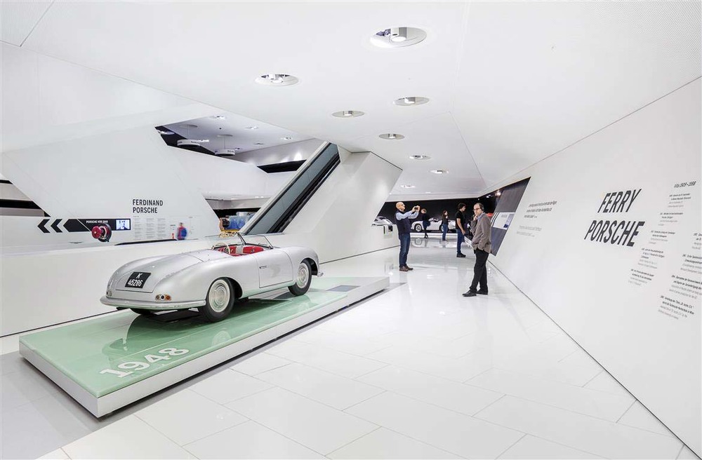 Porsche Museum - Inside - Christian Klugmann 2016 (7).JPG