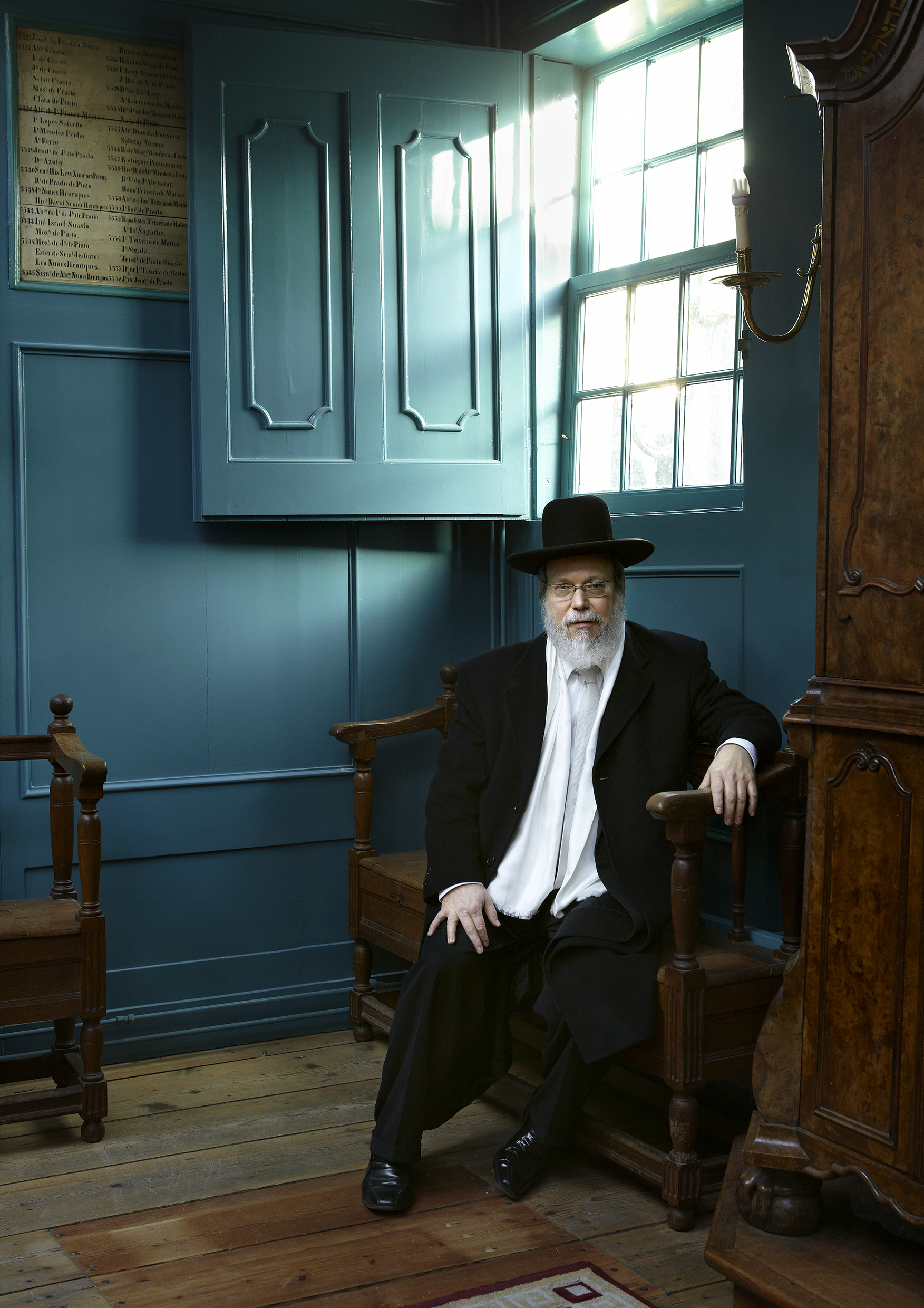 Rabbi Evers in the winter synagogue, Amsterdam