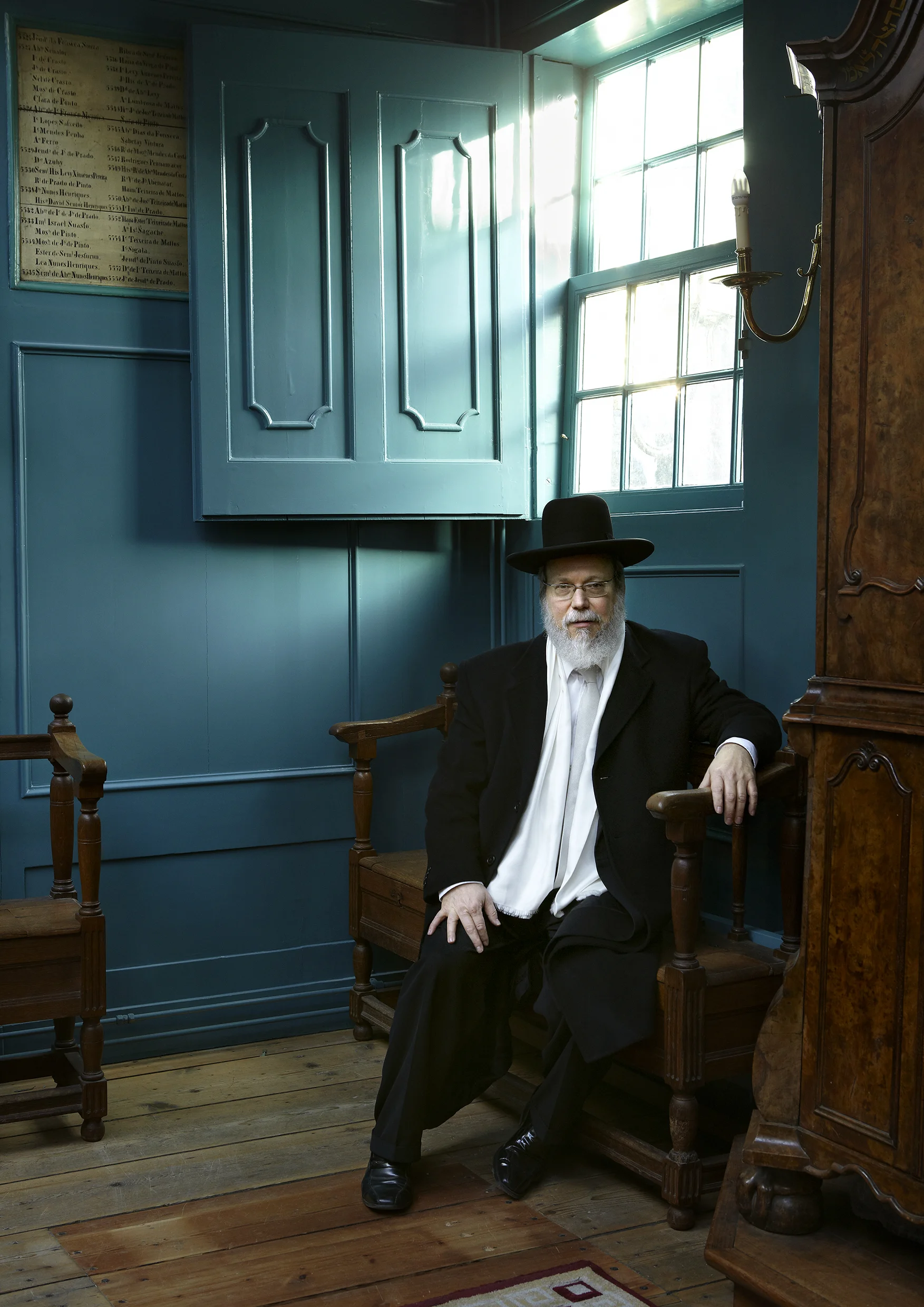 Rabbi Evers in the winter synagogue, Amsterdam