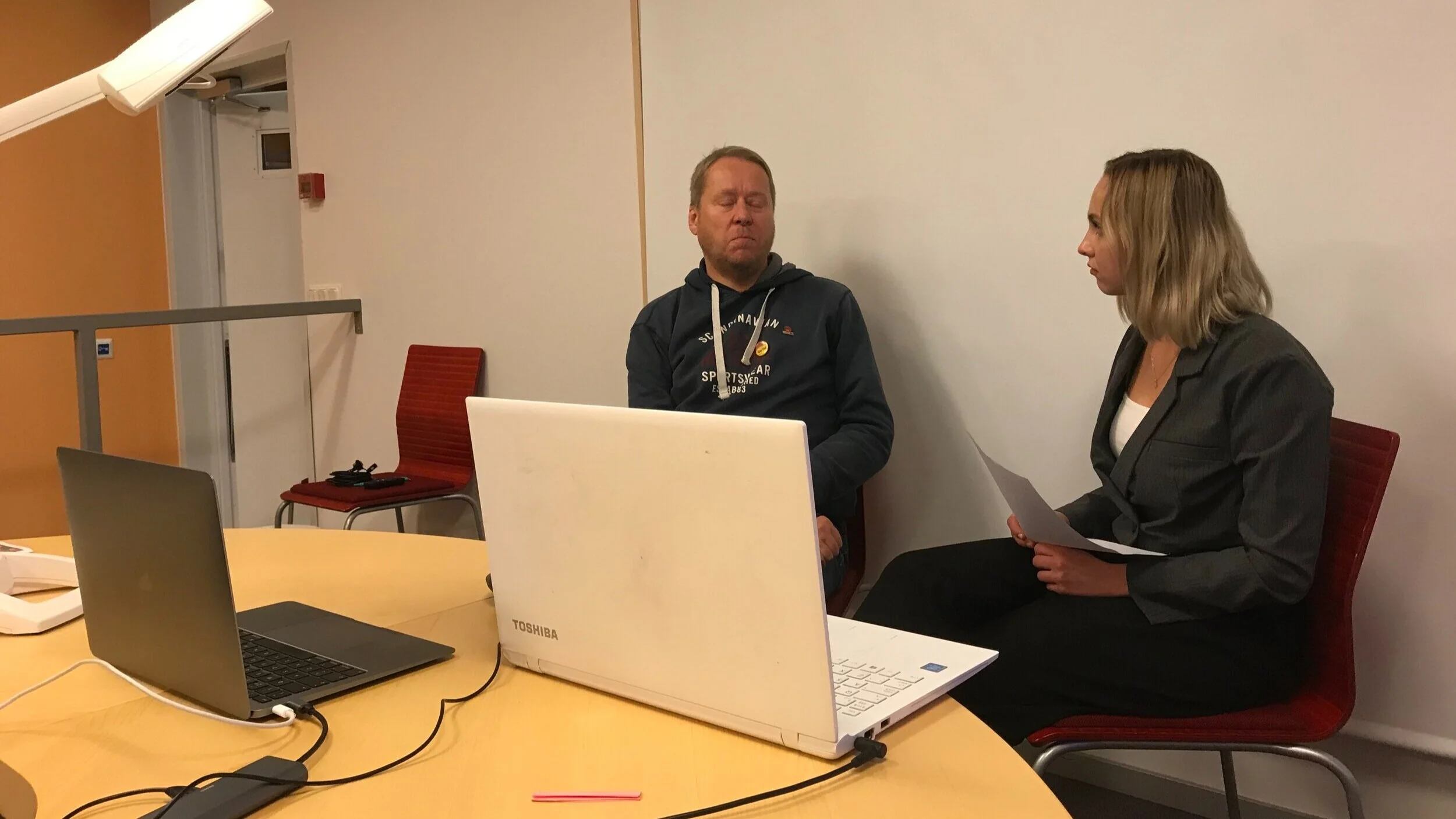 Amanda Smeds håller Panelsamtal med Fredrik Sandman, Afasiförbundet och Peter Lindell, mun-halscancerförbundet. Peter deltar i samtalet digitalt. Foto: Alva Söderbäck