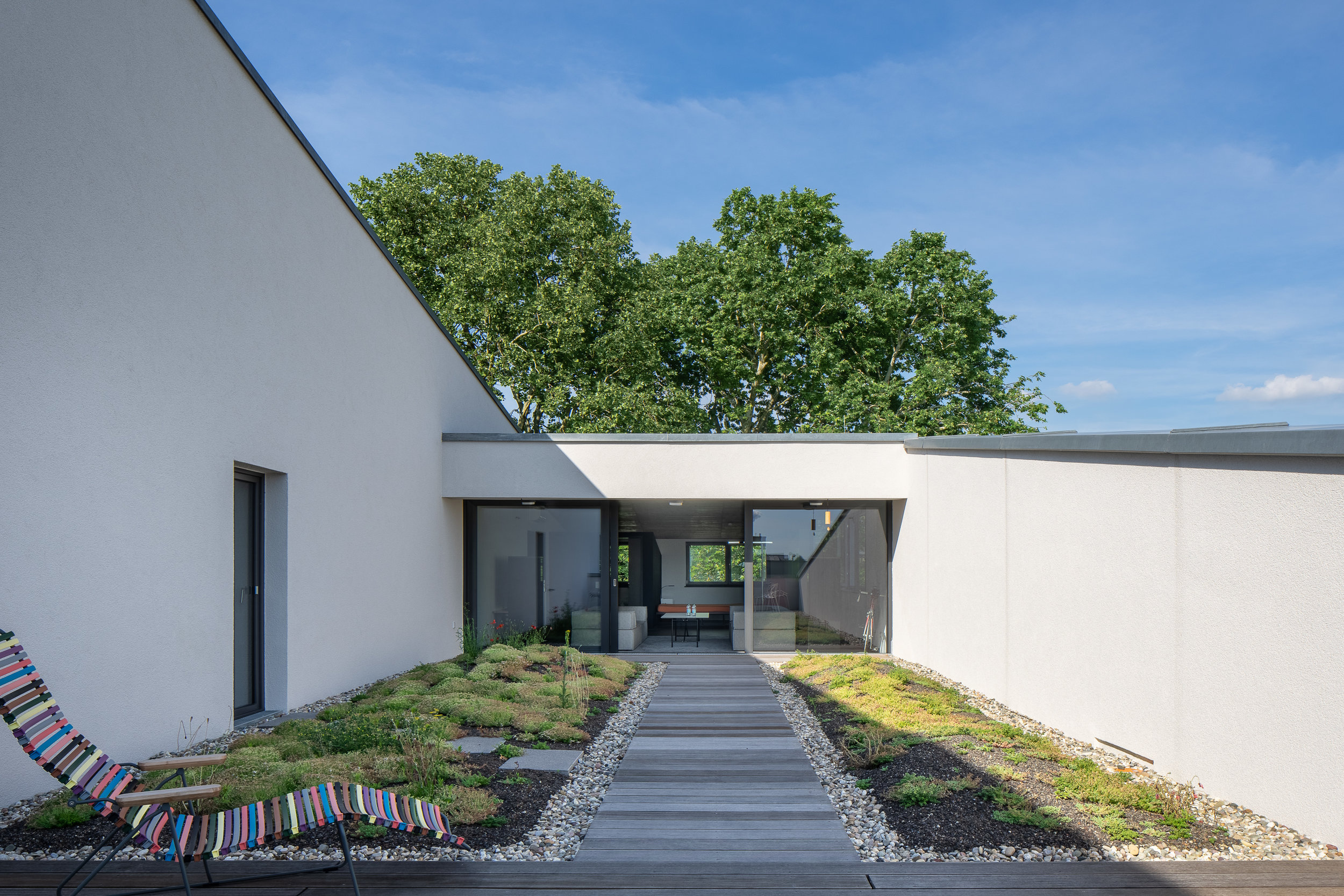 BLICK INS DIREKTORENBÜRO – VIEW TO THE DIRECTOR'S OFFICE