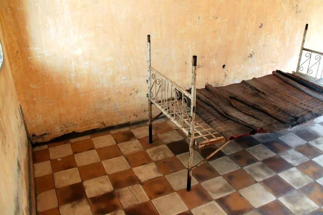 Tuol Sleng (J)