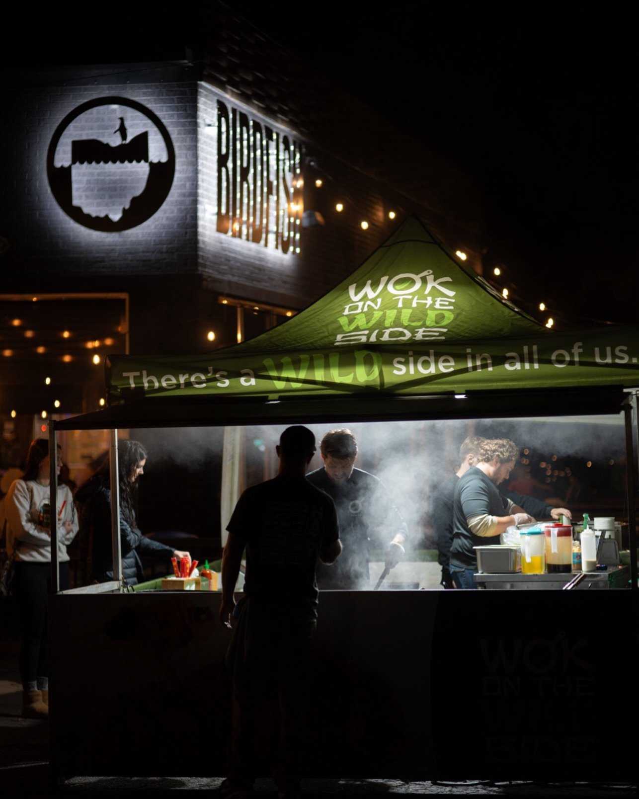 🔥 Night vibes, cold beers, hot woks.
Birdfish + Wok on the Wild Side = perfect Thursday.

🍻 Fresh pours inside.
🍜 Street eats outside.
✨ Good times all around.
