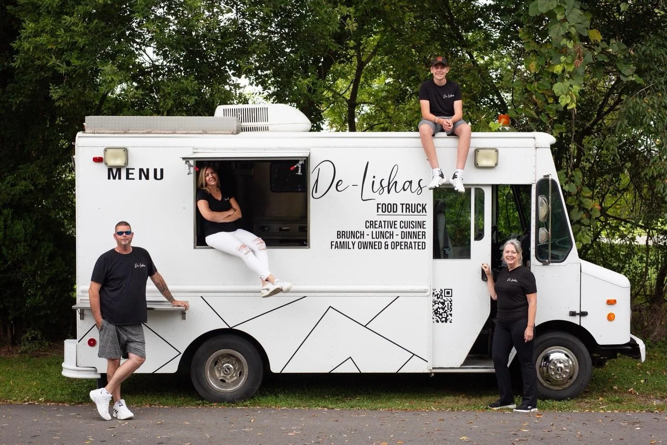 @de_lishasfoodtruck is back! Here all day on the patio serving from 12-9PM.

Live music today in The Ballroom from @rollingboxcarinternational 2-5 followed by @loversinreversemusic 7-9.