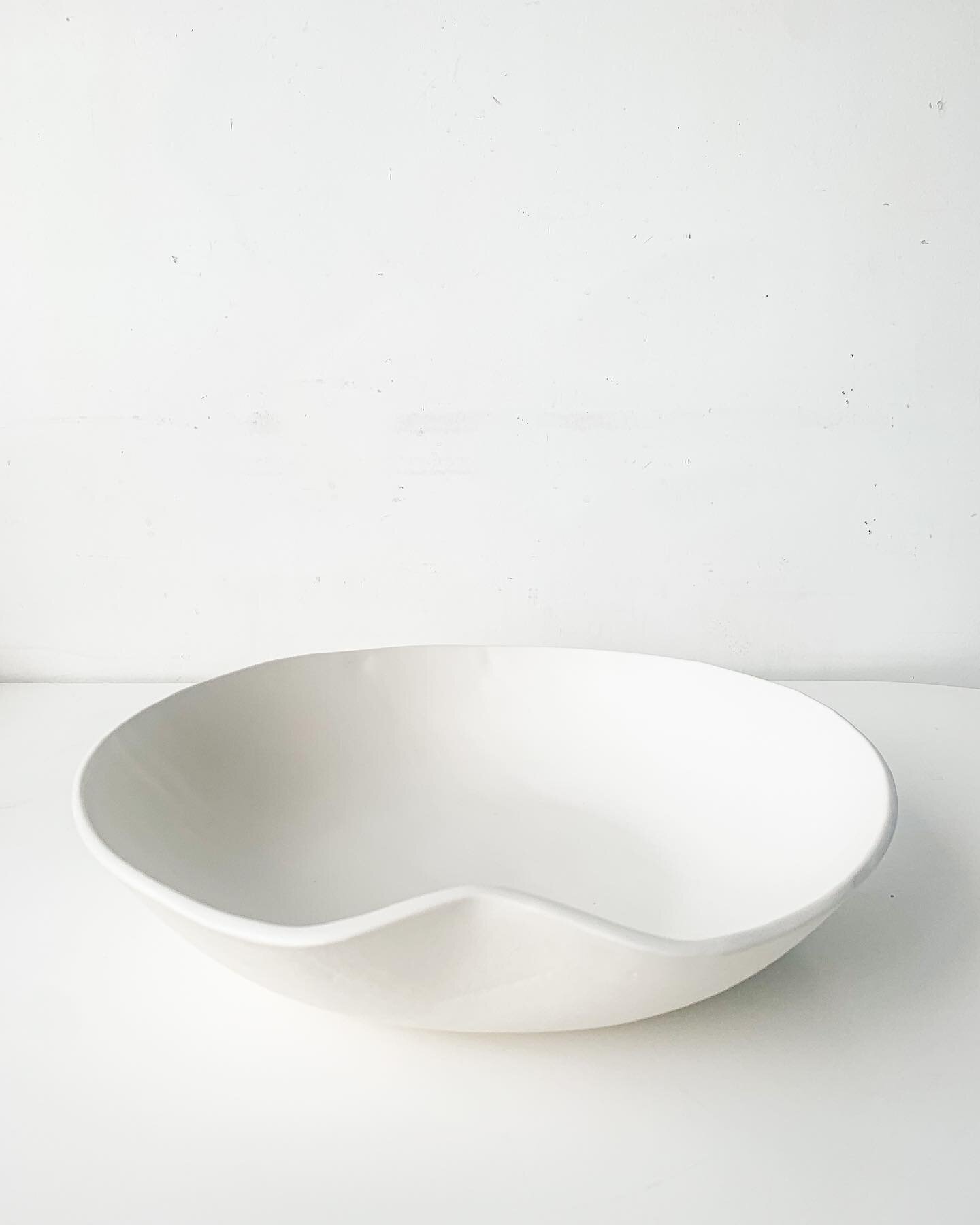 INTRODUCING THE LIMITED EDITION - CURVE COLLECTION - Large scale pieces in Porcelain -  Curve Bowl and Curve Platter coming Nov 9th on lookslikewhite.com shiny glaze only. All pieces coming soon in Matte white and black exclusively at @mobiliacanada.