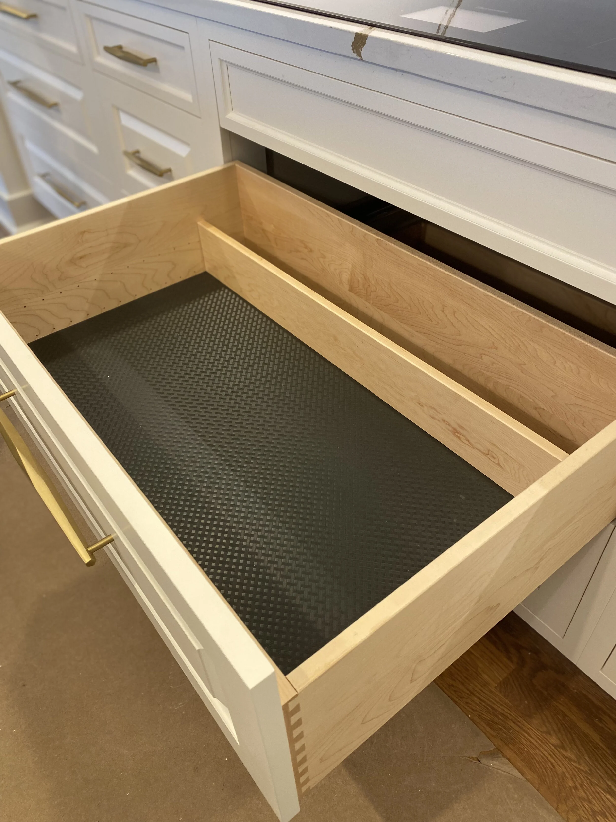 horizontal divider for pans+lids, w/ non-skid mat