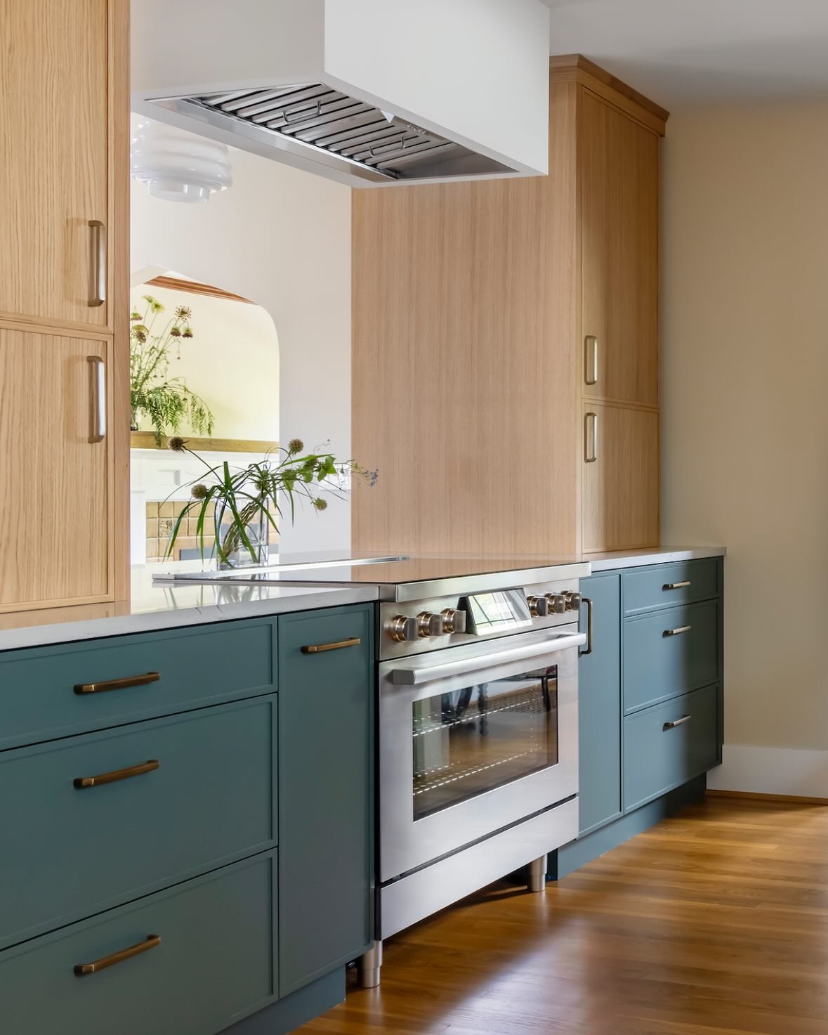Cooking in this kitchen received a major upgrade both visually &amp; functionally. 

Design &amp; Build @jackson_designbuild 
Photo @westudiophoto 

#kitchendesign #cabinetdesign #seattledesign #formandfunction #designloveseattle