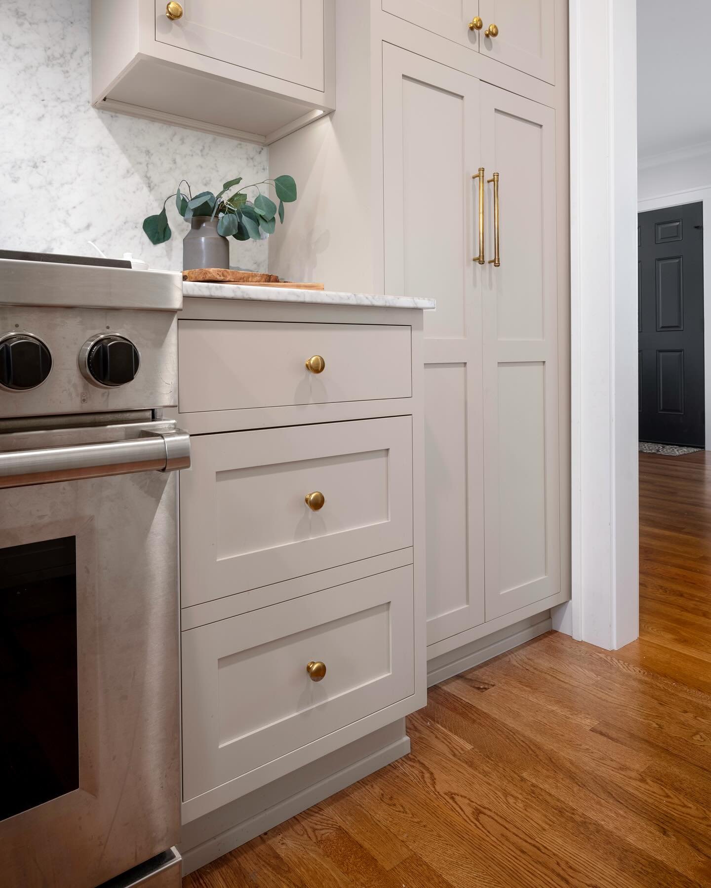 Looks like drawers 🪄magically 🪄opens like a door for some very useful tray storage inside. 

Build x Construction Specialties
Design &amp; Cabinetry x @designloveseattle 
Photo x Seattle Home Tours

#cabinetdesign #kitchenddesign #hiddenstorage #cu