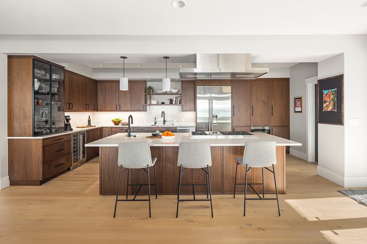 Here&rsquo;s a midweek pick me up before and after for ya! 

Build x Peak Performance Construction 
Design x Kim Keenan, Interior Elements 
Cabinetry x @designloveseattle &amp; Vawn Greany 
Photo x @bobby_claritynw 

#kitchendesign #cabinetdesign #be