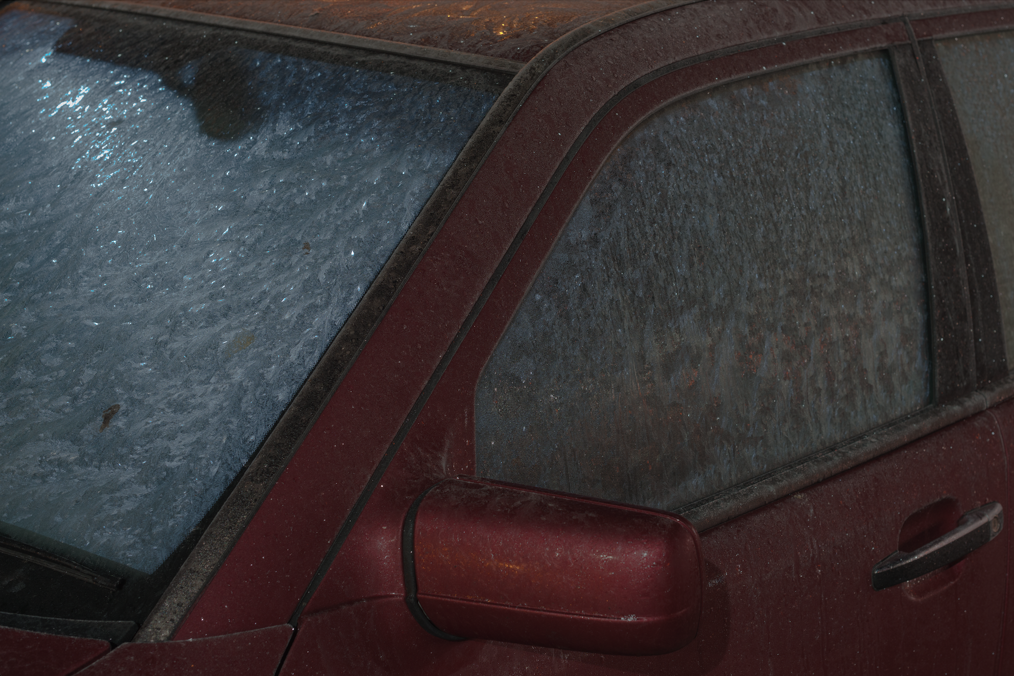 Ventanas del coche cubiertas por hielo.