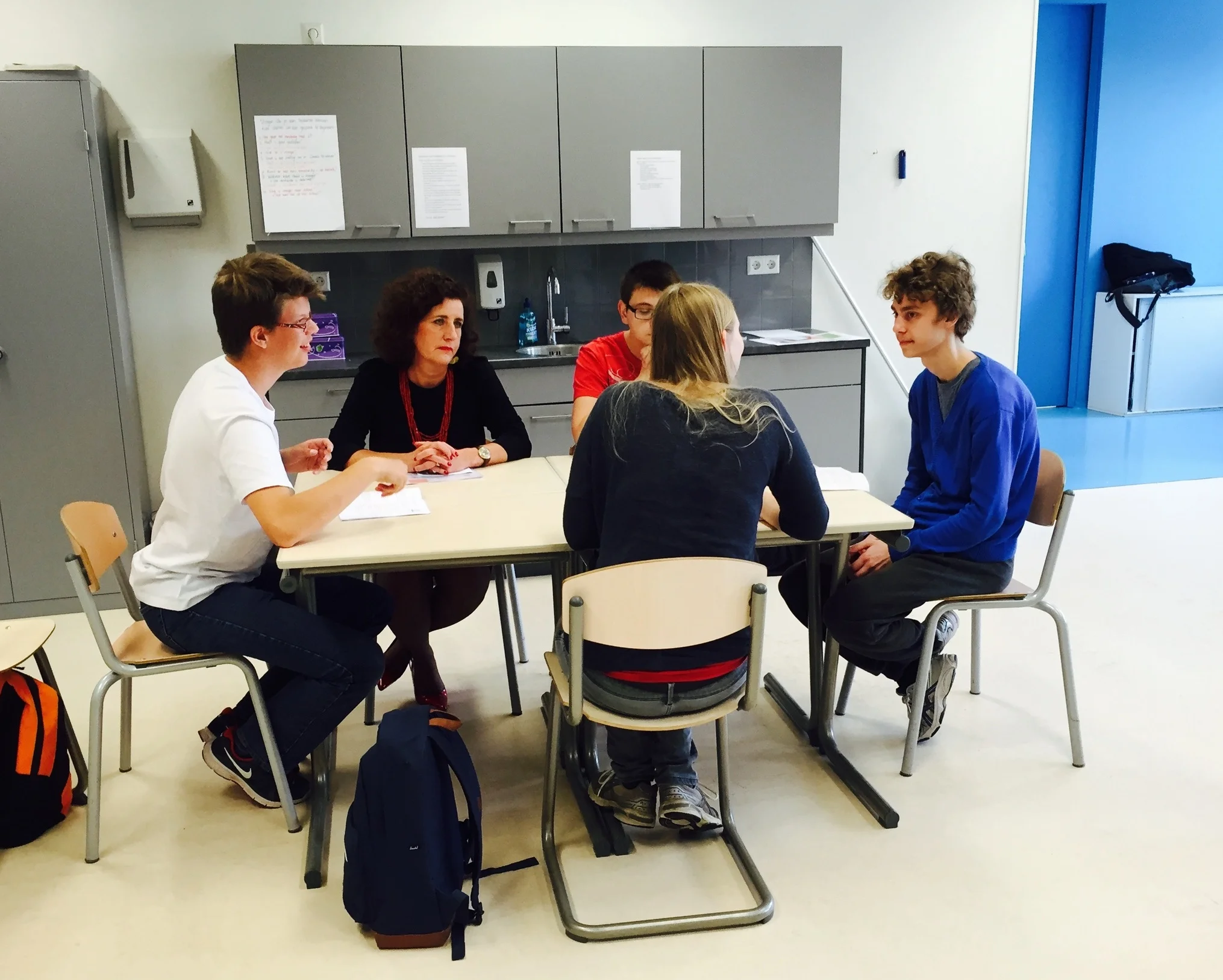 Tutoring at the College St. Paul, joined by Hague deputy mayor for education, Ingrid van Engelshoven.